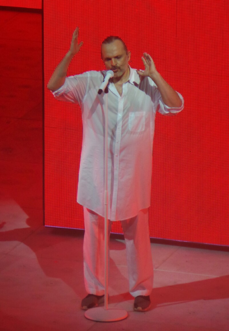 Bosé, totalmente entregado a los más de tres mil espectadores en Acapulco.