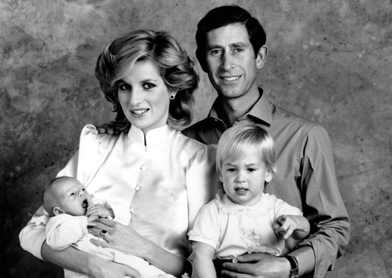 En esta foto que data de 1984, los Príncipes de Gales posan orgullosos con sus hijos.