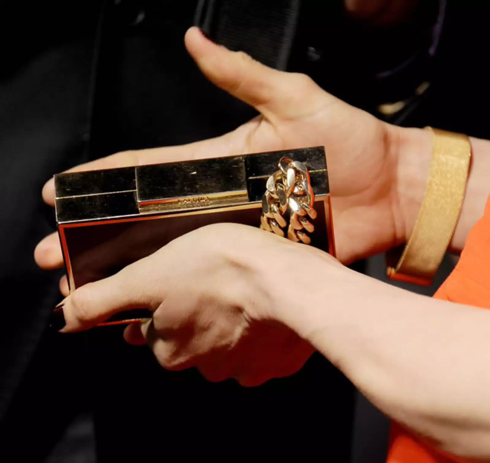 El dorado dio un toque glamoroso al look.