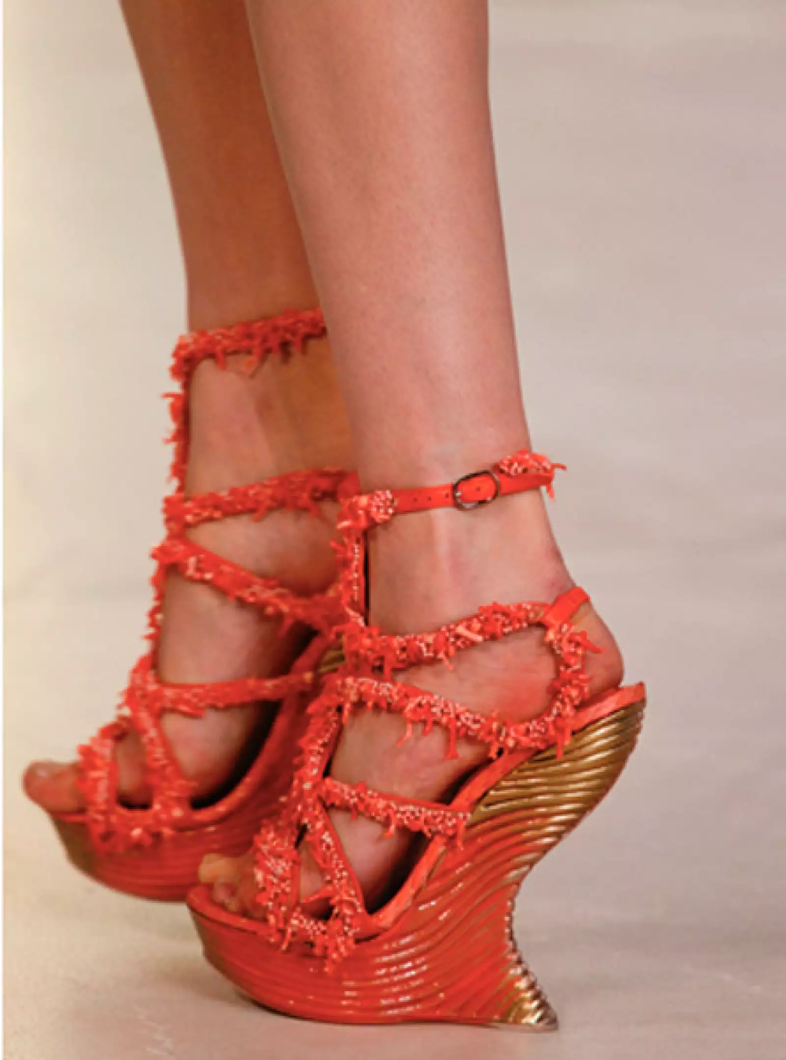 A través de su diseño, la firma británica Alexander McQueen remitió a los vegetación marina.