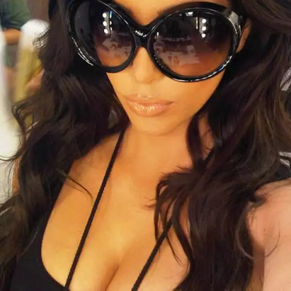 Kim Kardashian mostró parte de sus atributos.