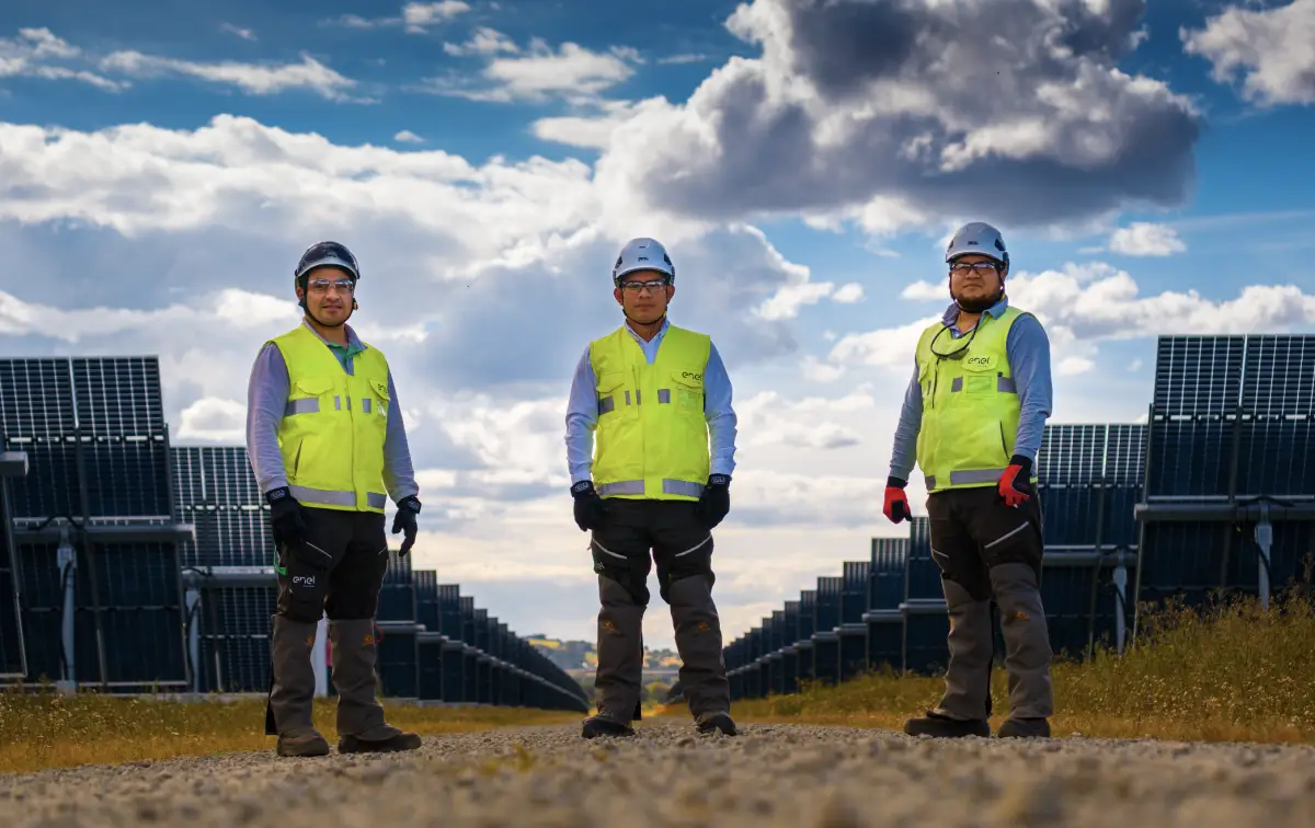 Equipo técnico en una planta solar de Enel México