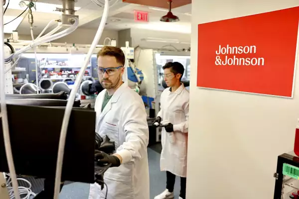 ¿Quién es el dueño de Johnson & Johnson? La empresa que debe pagar millones por una demanda contra su talco