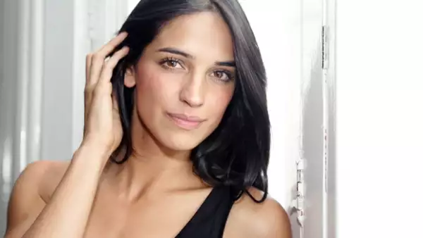 La joven actriz mexicana conversó acerca de su primer protagónico en la serie de televisión Bajo el alma, en donde interpreta a una abogada.