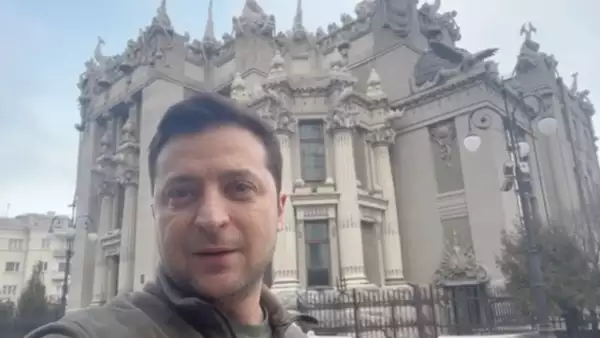 El presidente de Ucrania, Volodomir Zelenski, se dirige a los ucranianos desde Kiev, Ucrania. 