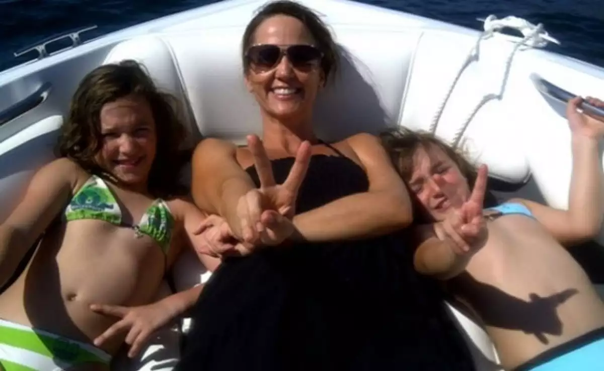 Andrea contínuamente comparte en Twitter fotos de sus princesas. Aquí en sus vacaciones en Acapulco.