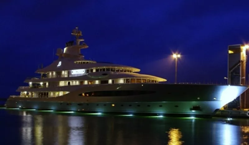 El impactante y lujoso yate del empresario es uno de los más grandes del mundo.