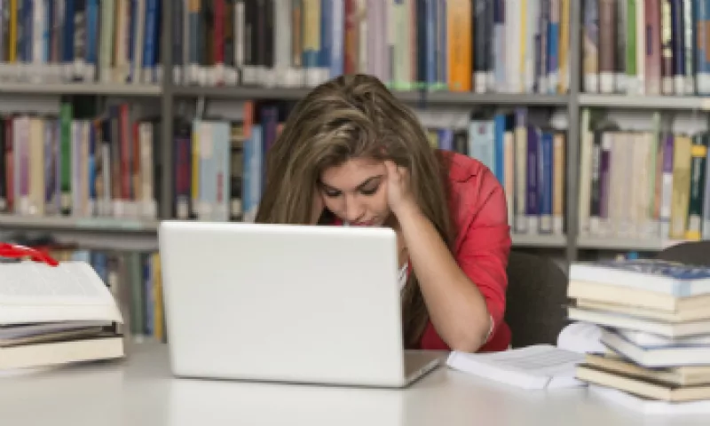 Los alumnos estresados presentan estrés debido a factores como la sobrecarga académica y el tiempo insuficiente de descanso. (Foto: iStock by Getty Images)