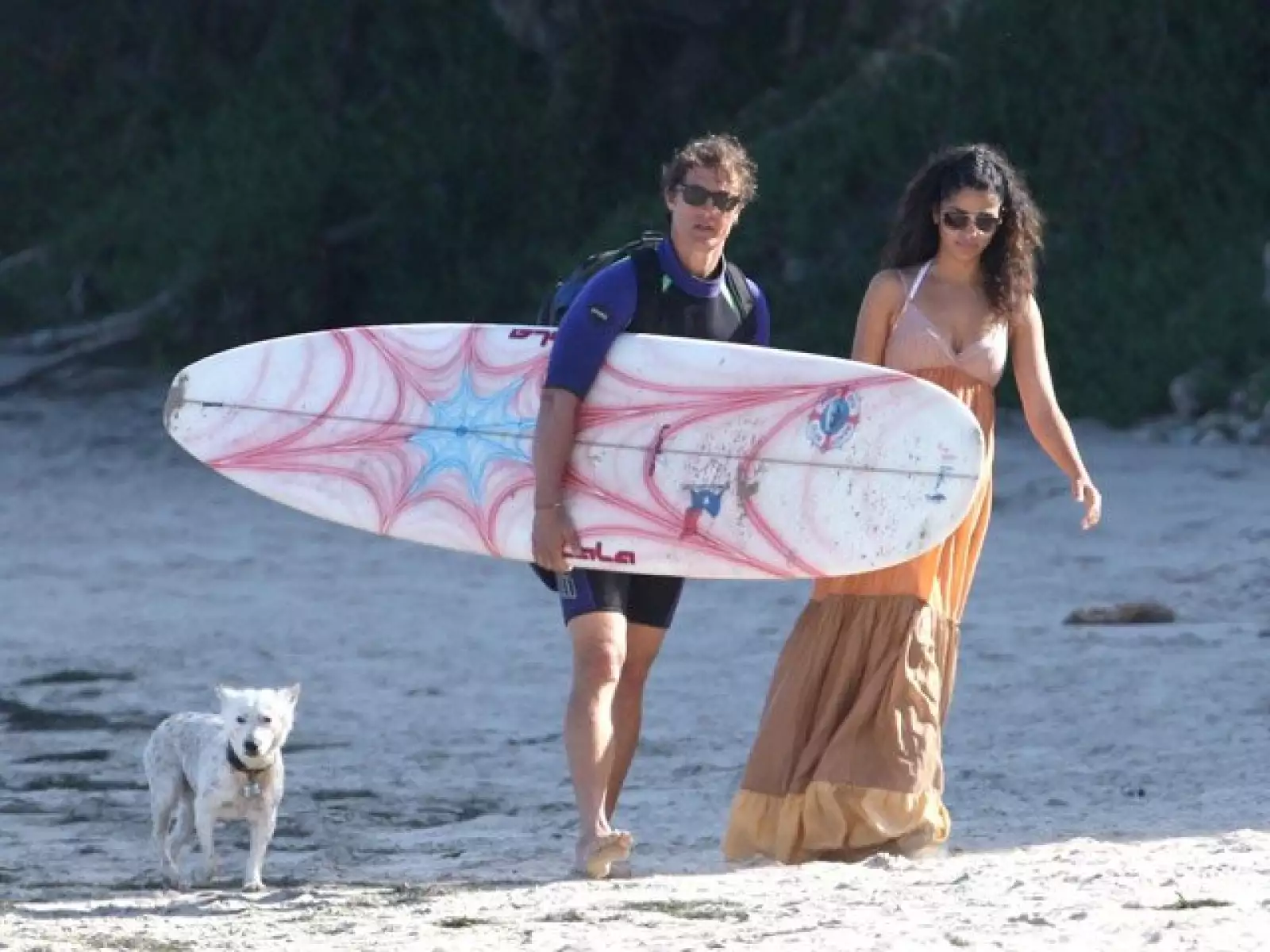 La pareja caminando a su casa después de un día en la playa de Malibú en 2009.