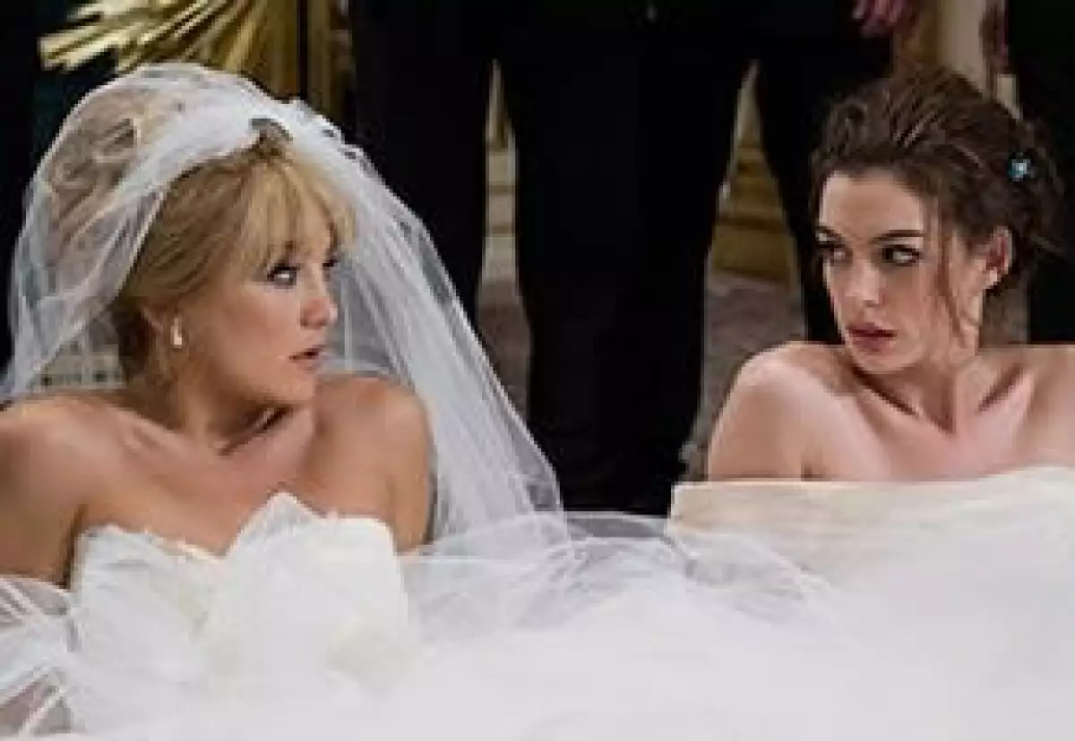 En "Guerra de novias", un enredo con el lugar de festejo de sus bodas las lleva por una aventura.