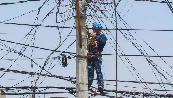 CIUDAD DE MÉXICO, 09ENERO2018.- Vista de un poste de luz lleno de cables de telecomunicaciones.
FOTO: DIEGO SIMÓN SÁNCHEZ / CUARTOSCURO.COM