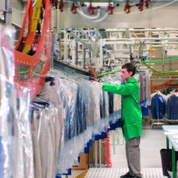 Hombre acomodando la roda