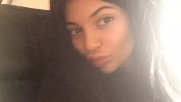 La menor del clan Kardashian-Jenner publicó un par de fotografías en las que, como Tyra Banks, sigue la tendencia &#39no make up&#39.