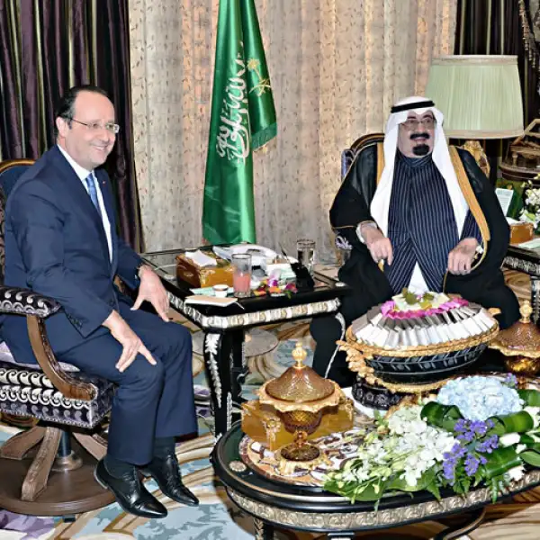 El rey con el actual presidente de Francia, Francois Hollande en el palacio real de Arabia Saudita.