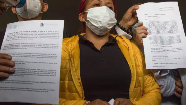 Marisol Tapia, madre del menor Brandon Giovanny Hernández, quien falleció en el colapso de la vía elevada del metro de la Línea 12, interpuso una denuncia por la muerte de su hijo en la Secretaría de la Contraloría del STC Metro.
