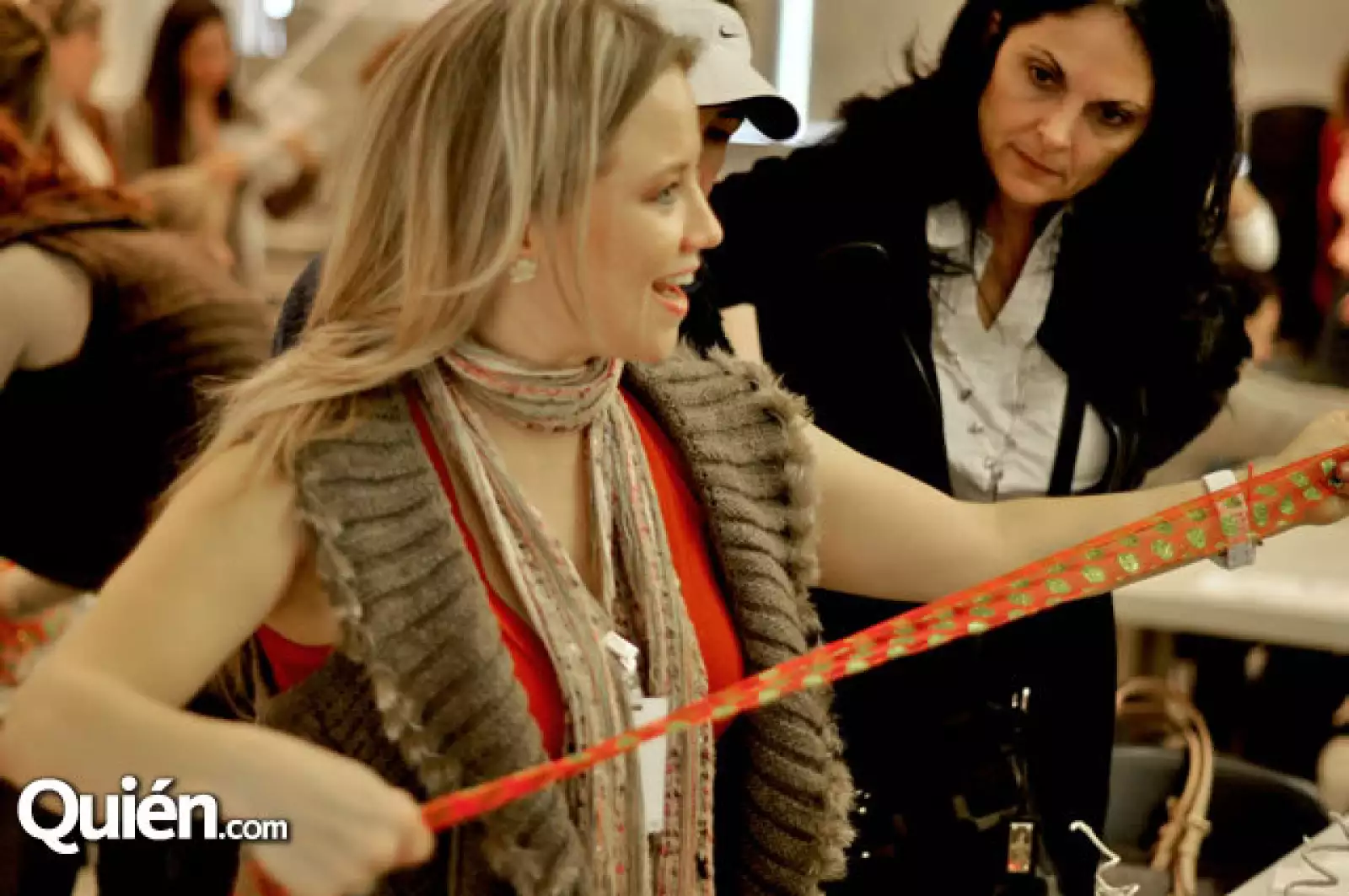 Esthela Villarreal da plática de decoración navideña