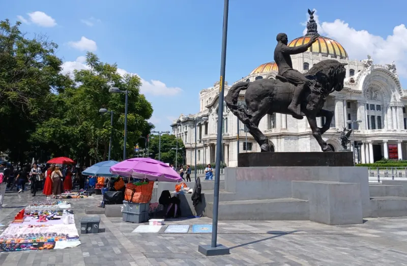 Un puesto instalado a unos pasos del Palacio de Bellas Artes en la Ciudad de México.
