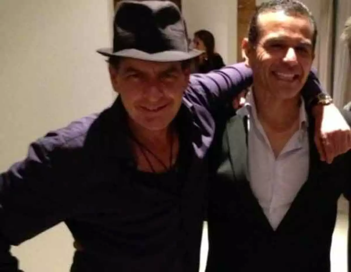 El actor declaró que el funcionario estuvo horas con él en el lugar, charlando y bebiendo con muchas guapas mujeres.