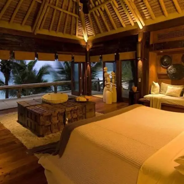 Las villas están rodeadas de grandes ventanales, tienen una cama king size, un vestidor doble con gran espacio, el cual está separado por un pequeño despacho.