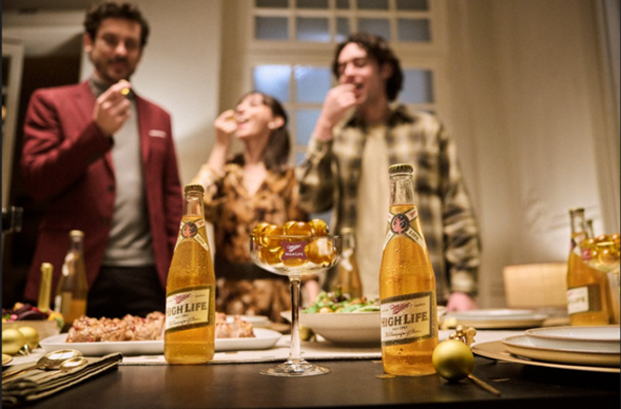 Miller High Life convierte las uvas de Año Nuevo en esferas de cerveza