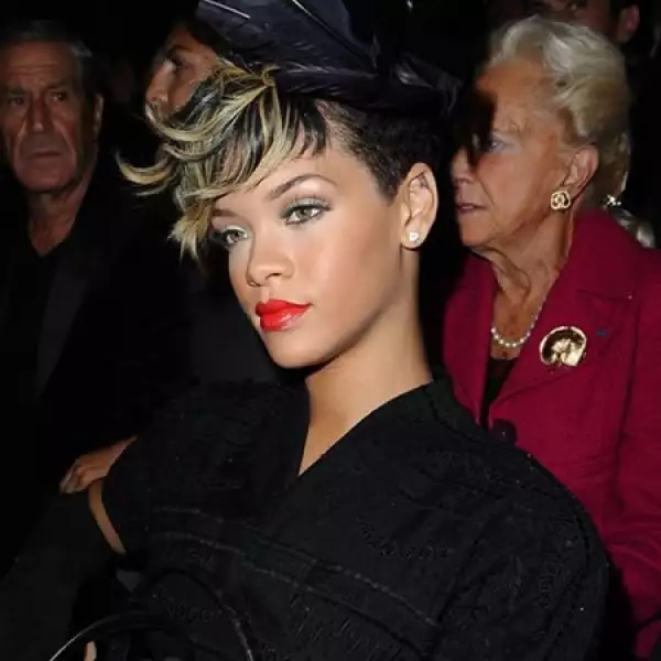 Para el desfile de Dior, además del rojo que eligió para sus labios, llevó un accesorio más: un tocado de plumas negras.