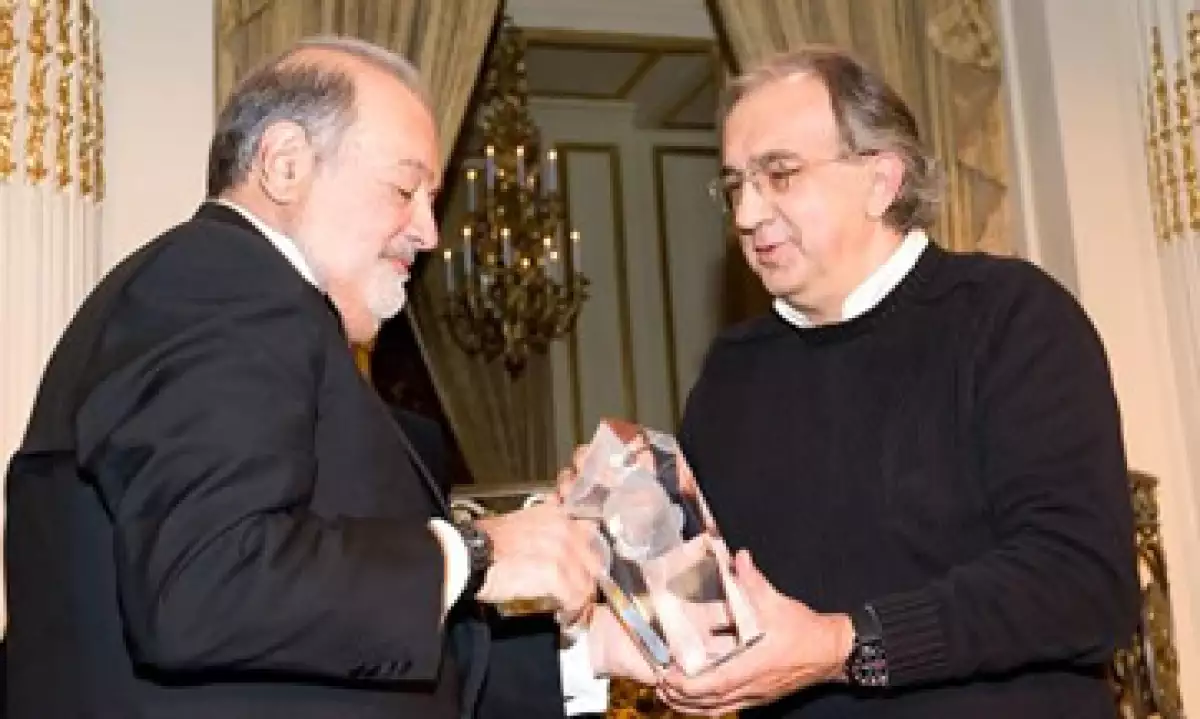 Carlos Slim recibió el reconocimiento de manos del presidente ejecutivo de Fiat-Chrysler Sergio Marchionne. (Foto: Cortesía Grupo Carso)