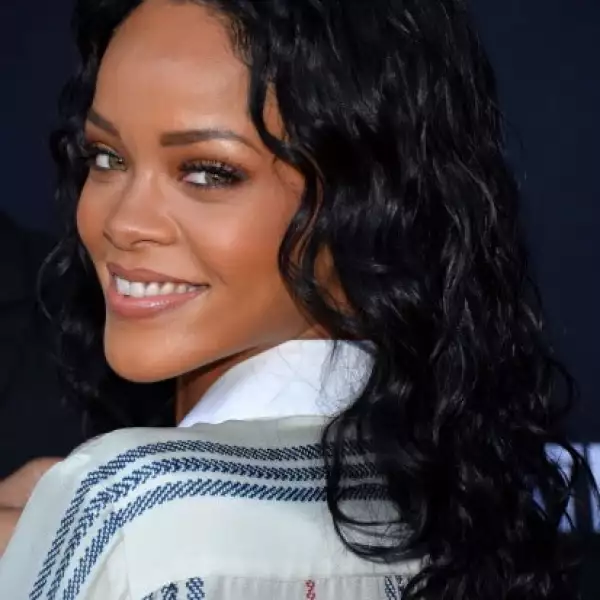 Rihanna luce hermosa incluso con un wavy look en pelo largo.