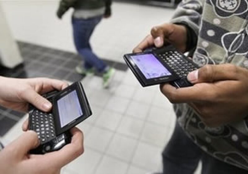 Los usuarios trataron de remediar el problema quitando la batería del móvil, lo que borra lo almacenado. (Foto: AP)