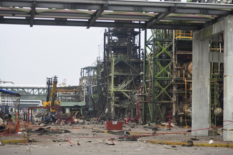 Los equipos de seguridad ingresaron a las zonas de más difícil acceso de la planta de Pemex que registró una explosión el 20 de abril.