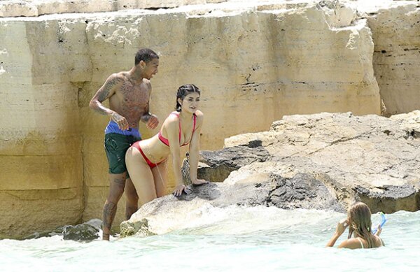 Kylie Jenner y Tyga fueron captados en atrevidos acercamientos.