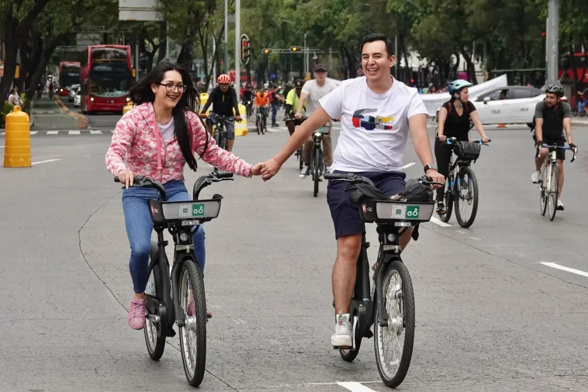 Pareja se toma de la mano mientras usa Ecobici