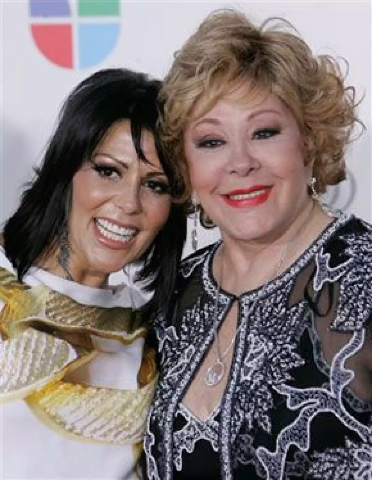 Los galardones especiales de Premios Lo Nuestro se entregaron por la trayectoria de los cantantes mexicanos.