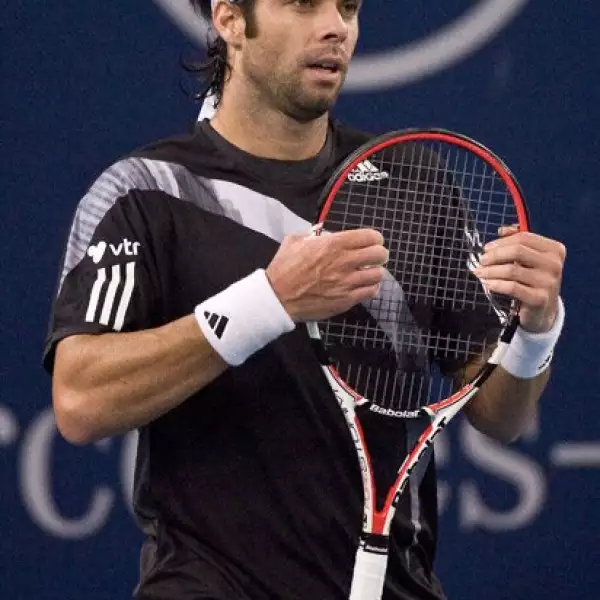 González debutó en el Equipo de Copa Davis de Chile en abril de 1998 frente a Franco Squillari de Argentina con tan solo 18 años de edad.