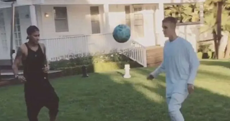El futbolista brasileño rentó una increíble propiedad en Los Ángeles, donde al parecer tiene al cantante de vecino, pues estuvo en su patio para practicar un poco de futbol.