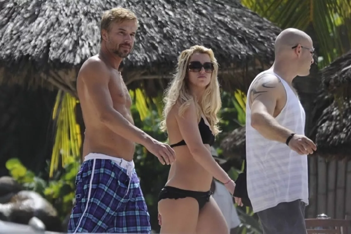 La cantante fue vista en Ixtapa, Zihuatanejo, esta semana al lado de su novio.