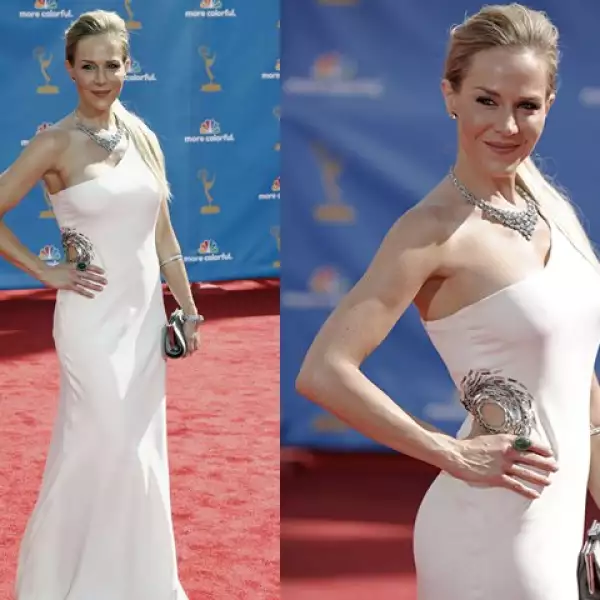 Julie Benz, de la serie Dexter, desfiló con un vestido de un solo hombro de Pamella Roland, color jueso, con detalle cut out en la cintura.