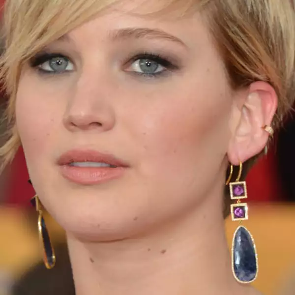 Para la entrega de los SAG, la actriz eligió unos aretes de Jennifer Meyer.