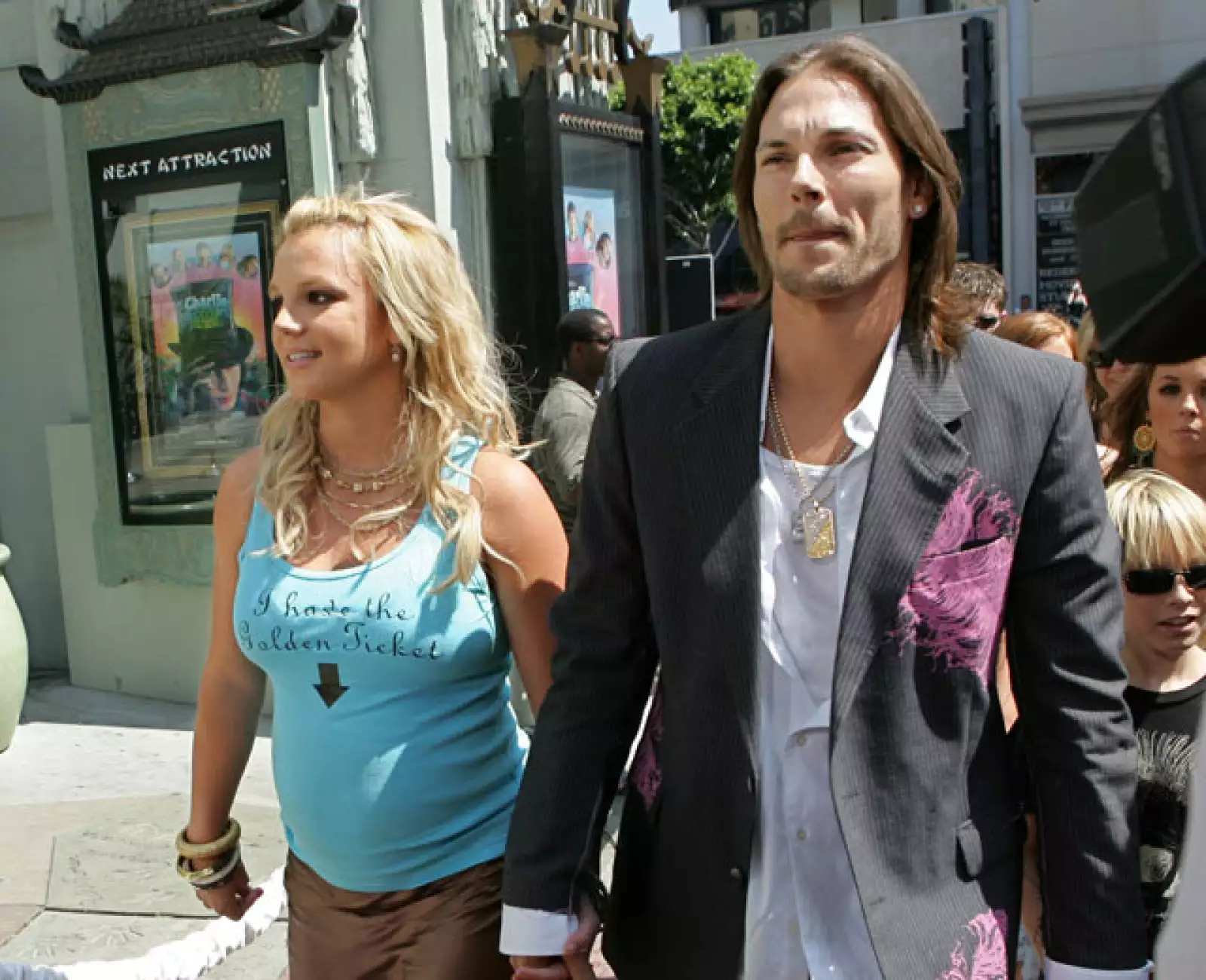 Britney Spears y Kevin Federline. La cantante decidió casarse con uno de sus bailarines en 2004, sin embargo luego del nacimiento de su primer hijo, Sean Preston en 2005, los problemas comenzaron pues ella tuvo depresión postparto que no supo manejar y la volvió inestable emocionalmente. Tuvo un segundo embarazo y Jayden James nació un año después. Finalmente se divorciaron en 2007 y él se quedó con la custodia de los dos pequeños.