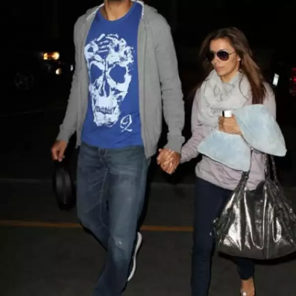 Eva Longoria y Tony Parker sin duda se aman pero, su diferencia en tamaños es notoria e incluso cómica. No olvidemos que Tony es basquetbolista de los Spurs.