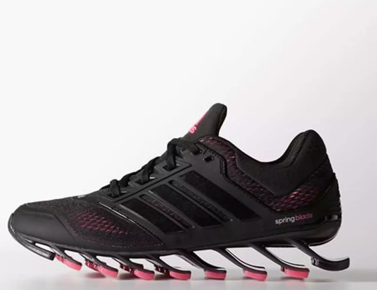 Si tu novia es adicta a correr, estos tenis no pueden faltar en tu lista de regalos. 
¿Dónde comprar? Tiendas adidas
Precio: en punto de venta