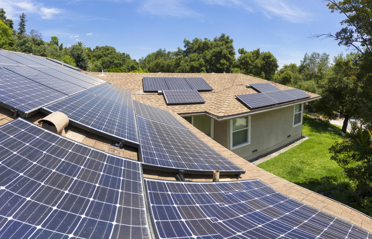 Paneles en techos pierden ritmo en 2025, pero la industria anticipa rebote