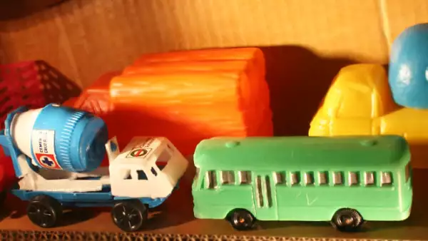 Los carritos de plástico alusivos a empresas establecidas en el país como Bimbo y Cemento Cruz Azul eran famosos entre los niños.