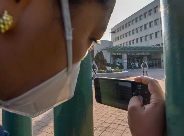 Elementos de la Guardia Nacional resguardan el centro Médico “Lic. Adolfo López Mateos” en donde se atienden a pacientes COVID-19.