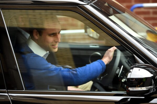 El mometo en el que el príncipe William parte a recoger a George para que conozca al nuevo miembro de la familia.