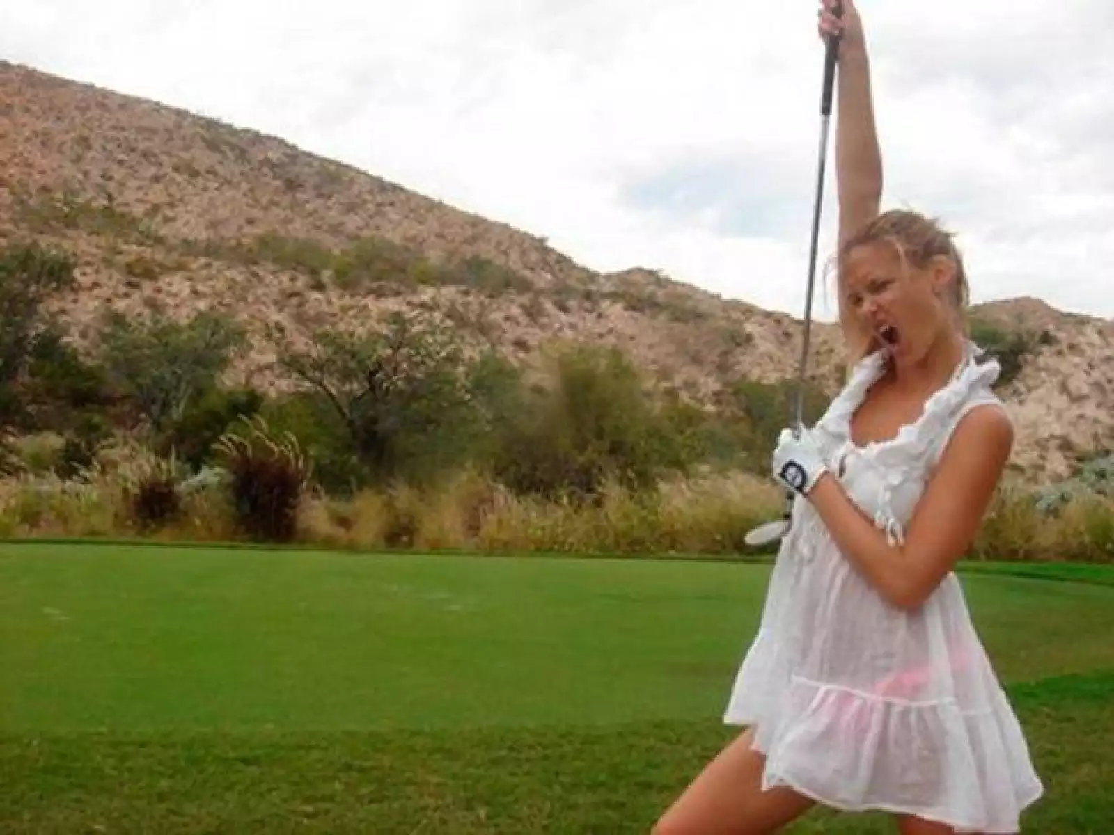 Jugando golf, la bella modelo Bar Refaeli se tomó la foto y luego la subió a su Twitter.