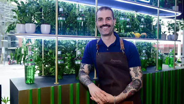 Bartender en barra de Tanqueray