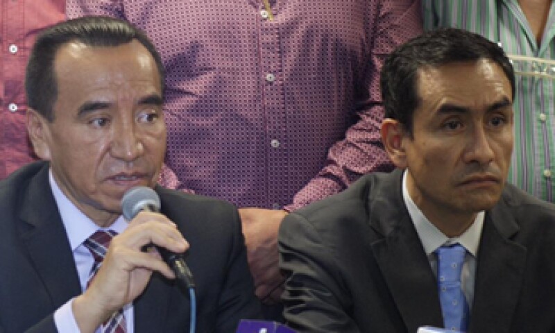 Rufino León Tovar –izq- se reunió con taxistas del DF. (Foto: Tomada de @CDMX_Semovi )