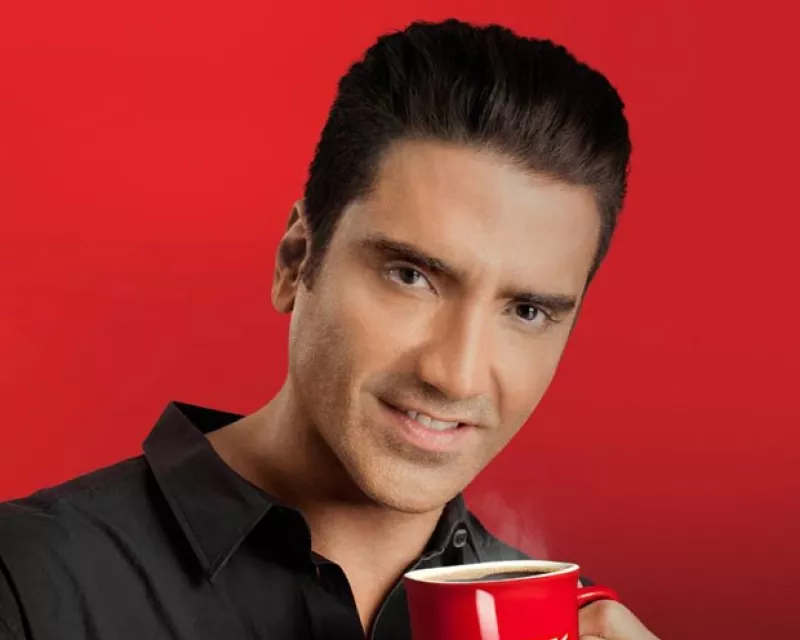 Medios nacionales como Reforma y El Universal dieron a conocer que de acuerdo con una revista de espectáculos nacional el cantante de 42 años se sometió a una cirugía rejuvenecedora.
