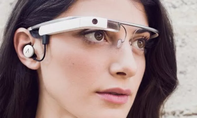 El nuevo modelo de Google Glass incluye un auricular. (Foto: Cortesía de Google)