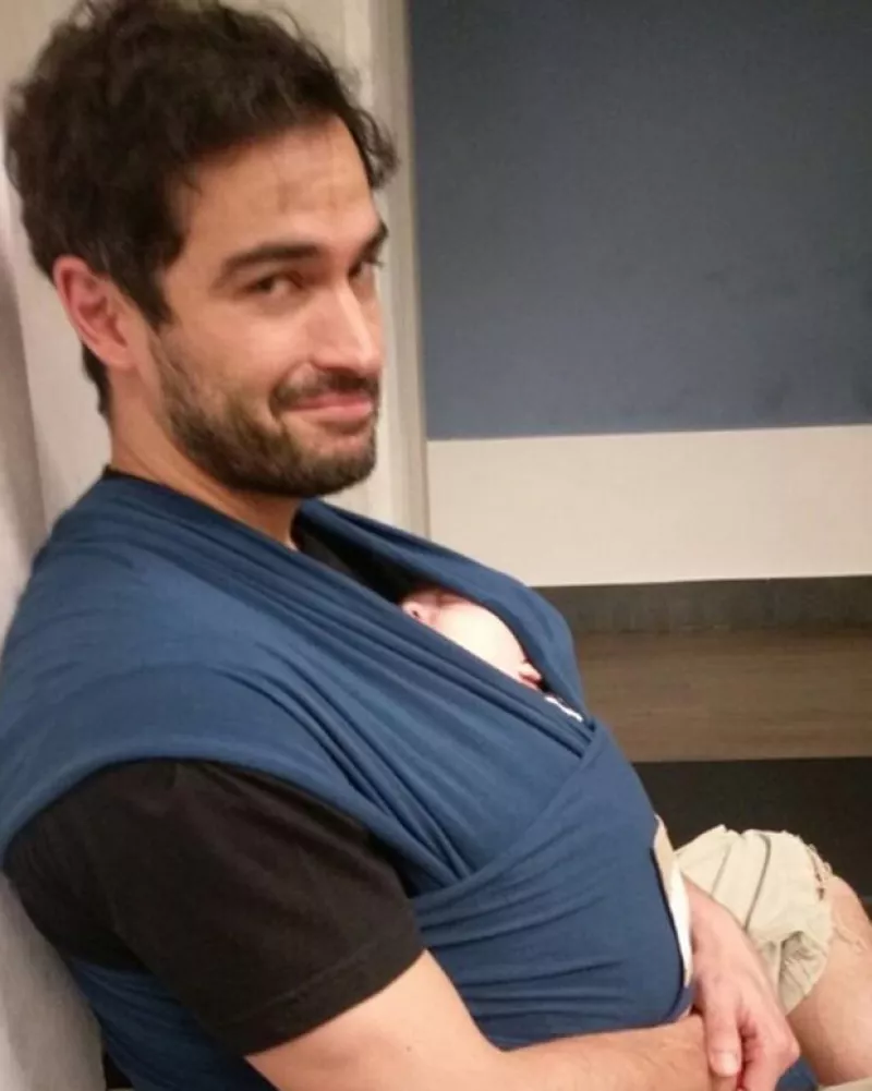 Tras dar la noticia de que espera a su primer hijo, hace tres meses, el actor compartió cómo es que se está preparando para recibirlo.